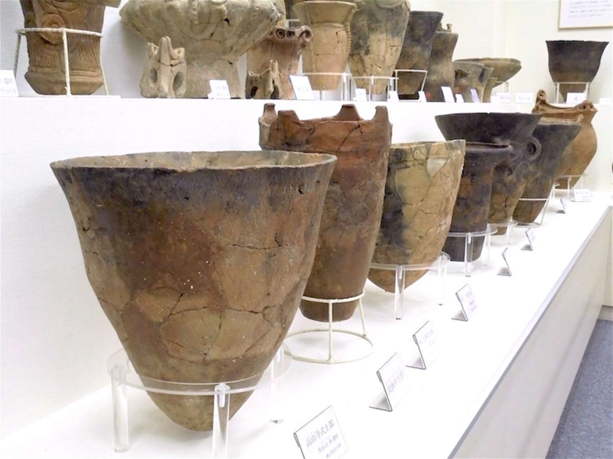 出土した遺物を気軽に見学できる。【 富士宮市埋蔵文化センター 】 郷土研究にくわしい「名物館長」もいますよ。 富士宮やきそば＆フードバレー