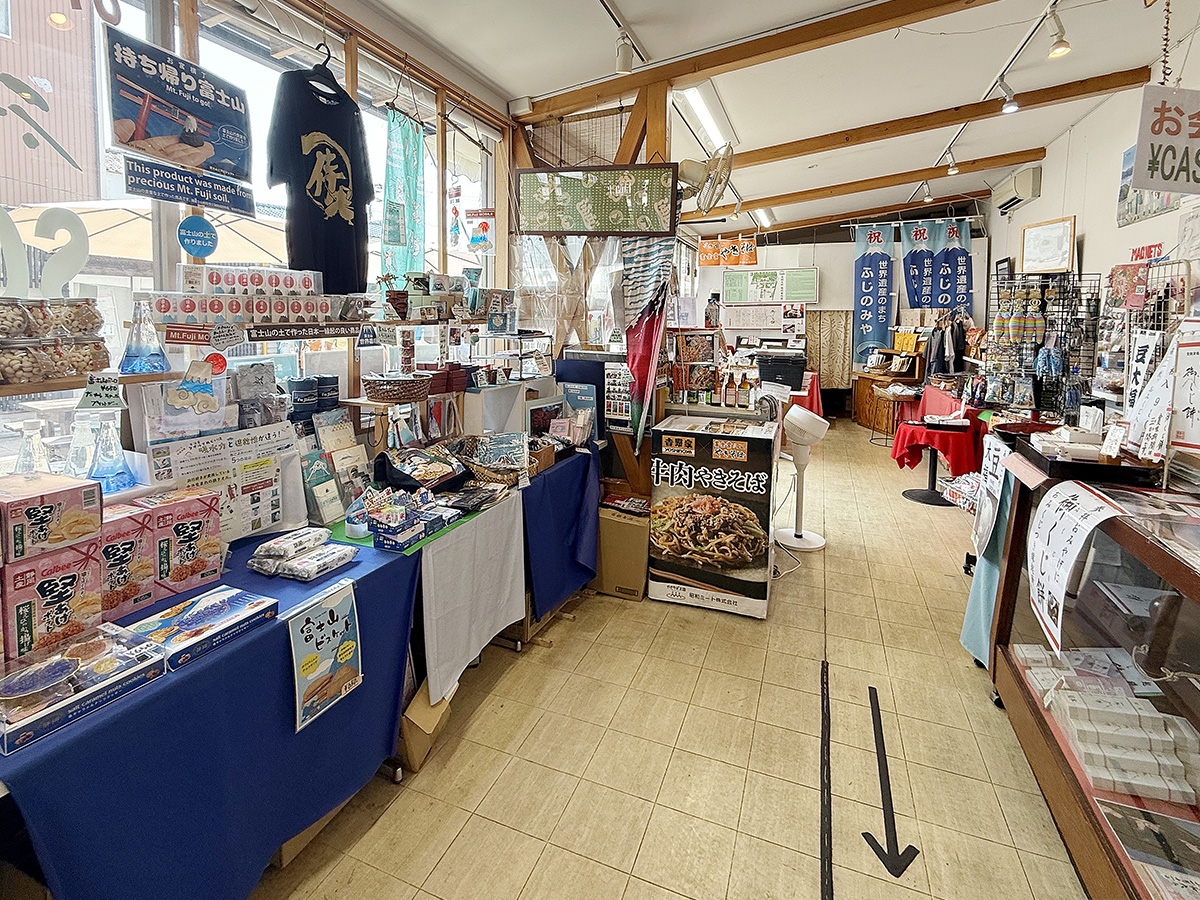 お宮横丁内にあるお土産店『きたがわ』には、富士山をモチーフにした小物や富士宮やきそばのカップ麺、お菓子など土産品が並びます。
