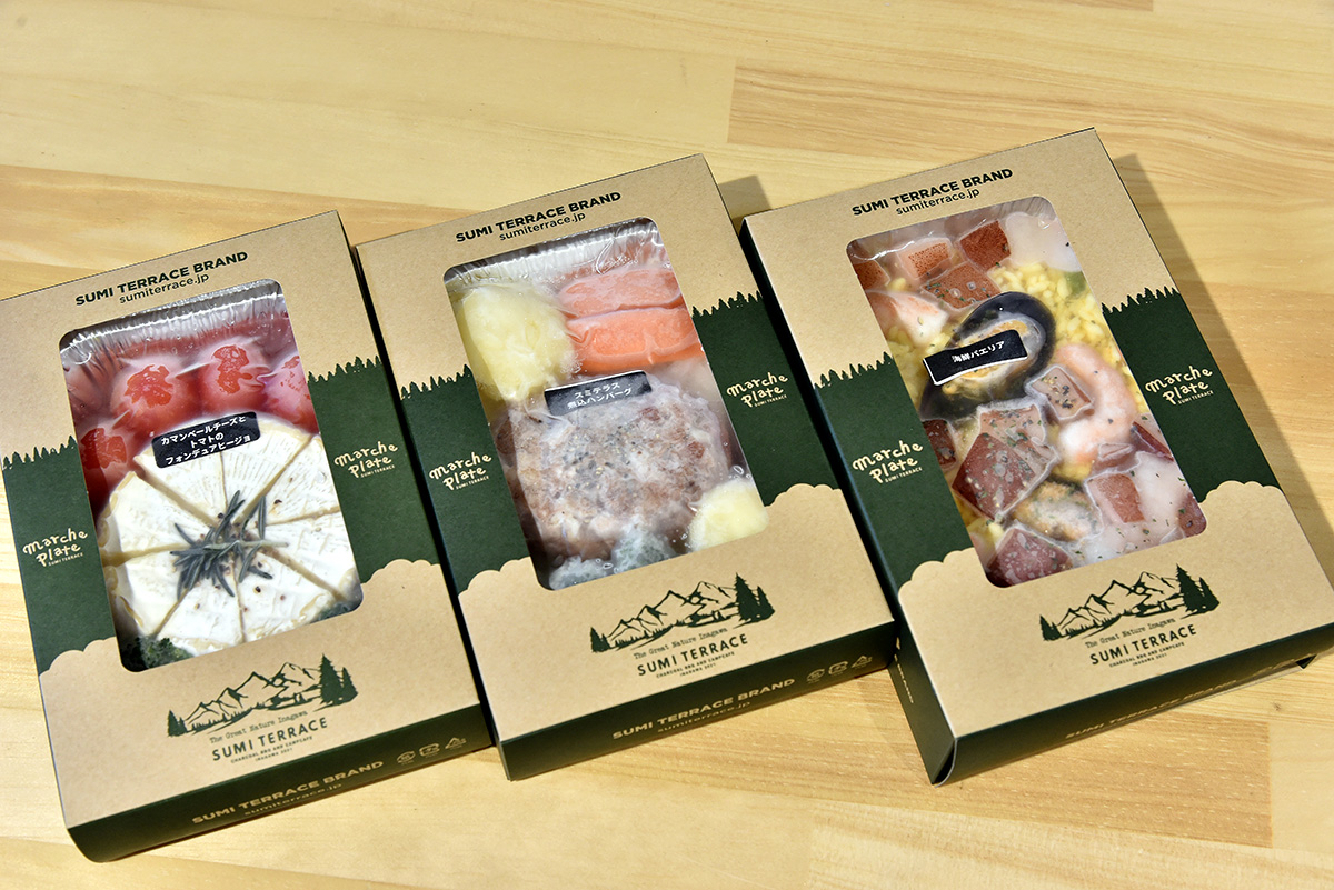 牧場で動物たちとの触れ合いを楽しめる『まかいの牧場』ですが、売店にはキャンプにピッタリなおしゃれグルメがあります。それが火に直接かけるだけというお手軽な「SUMI TERRACE」シリーズ。カマンベールチーズとトマトのフォンデアヒージョ、海鮮パエリアなど、キャンプをおしゃれに演出してくれる商品です。