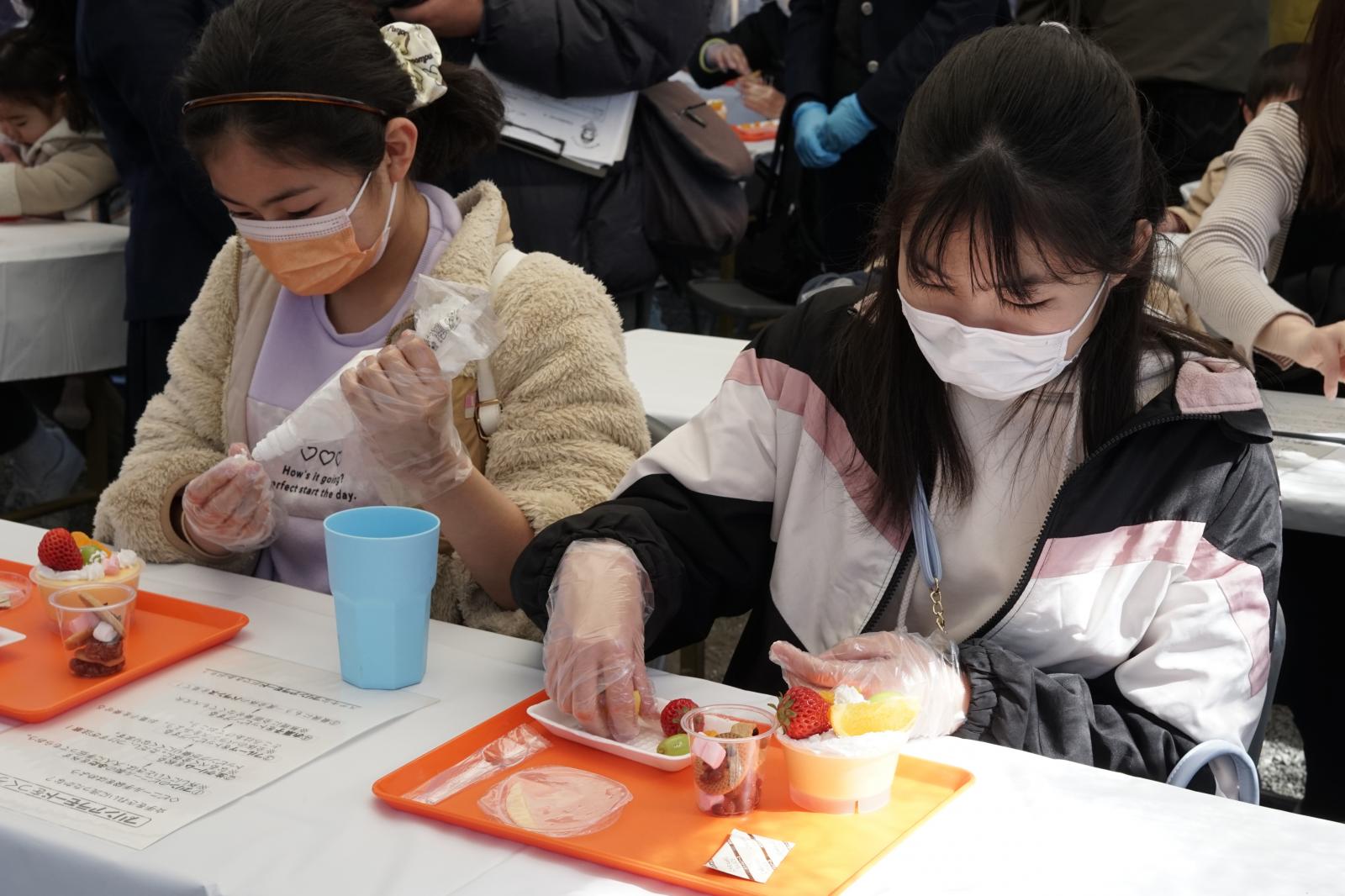 昨年のプリンアラモード作り体験の様子