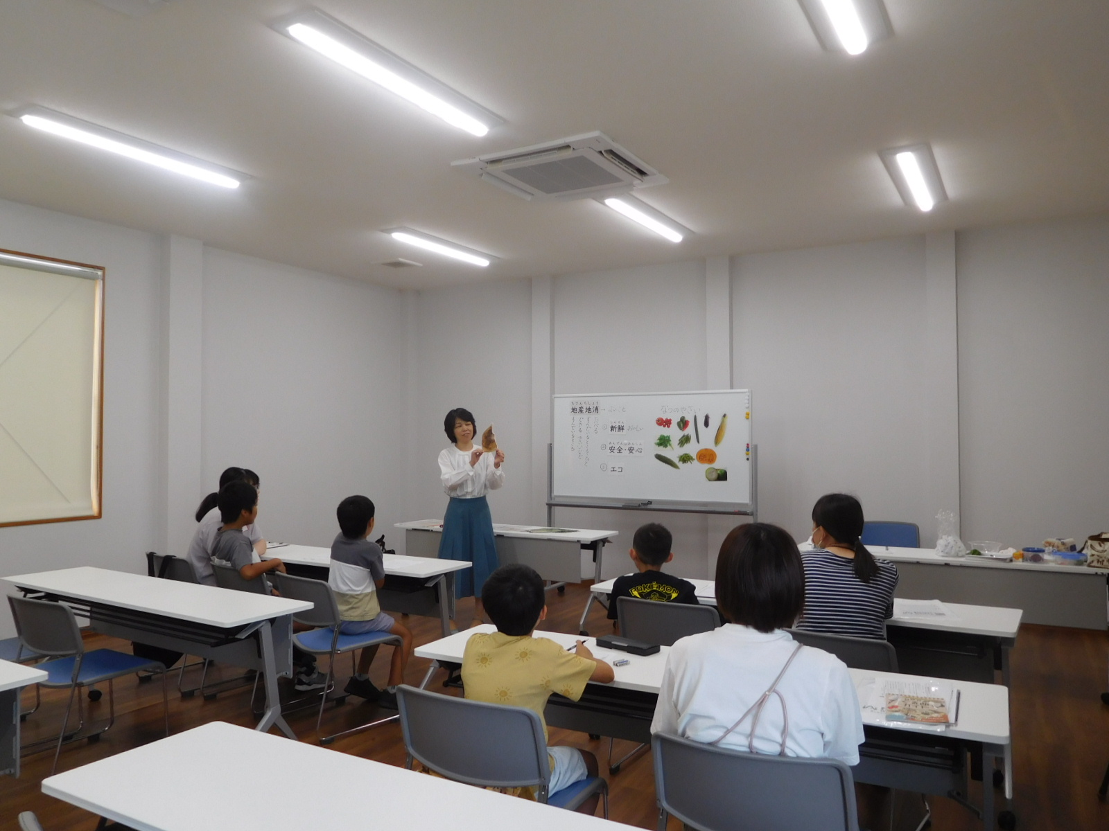 「地産地消」についてお話をしてくださる学校栄養教諭の長谷川先生