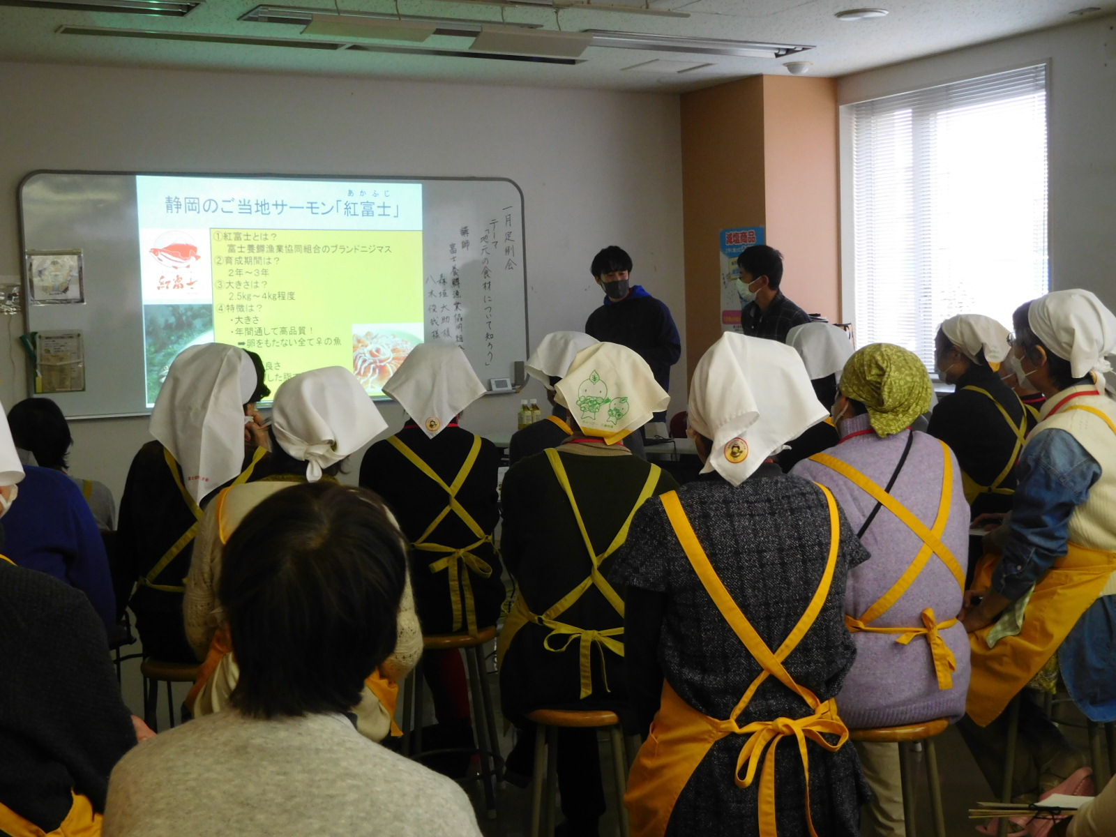 熱心に説明を聞くななくさ会の皆さん