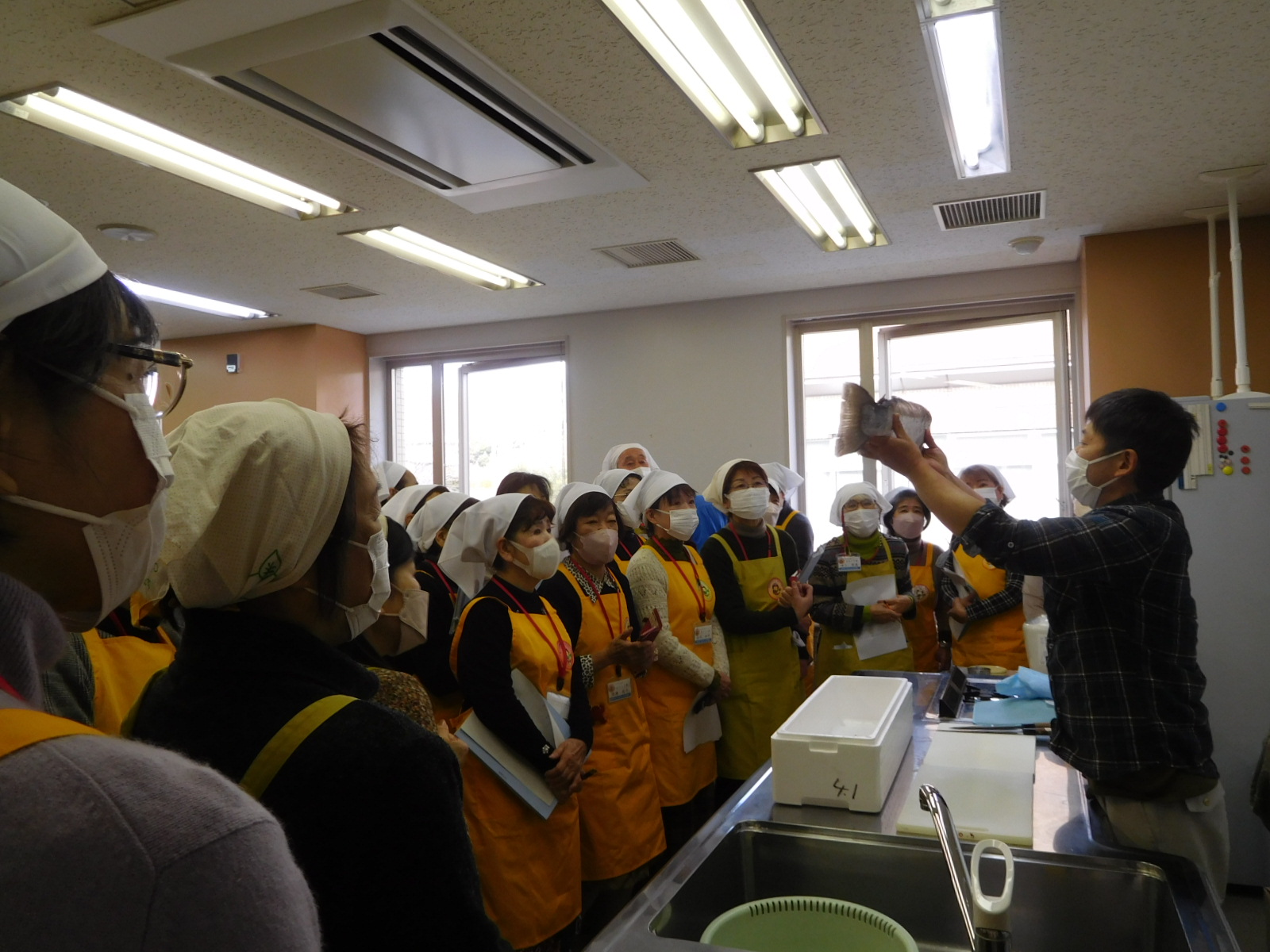 ブランド虹鱒「紅富士」を掲げる漁協職員