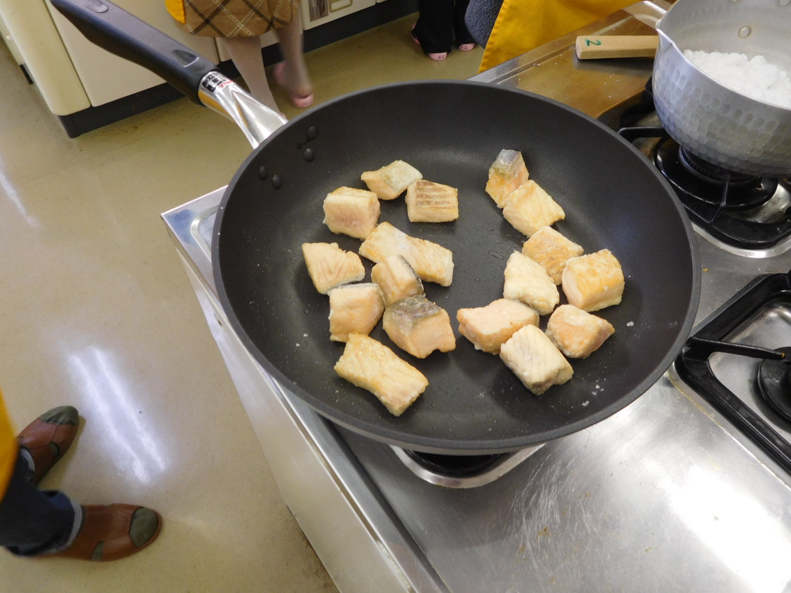 串用のにじますを焼く