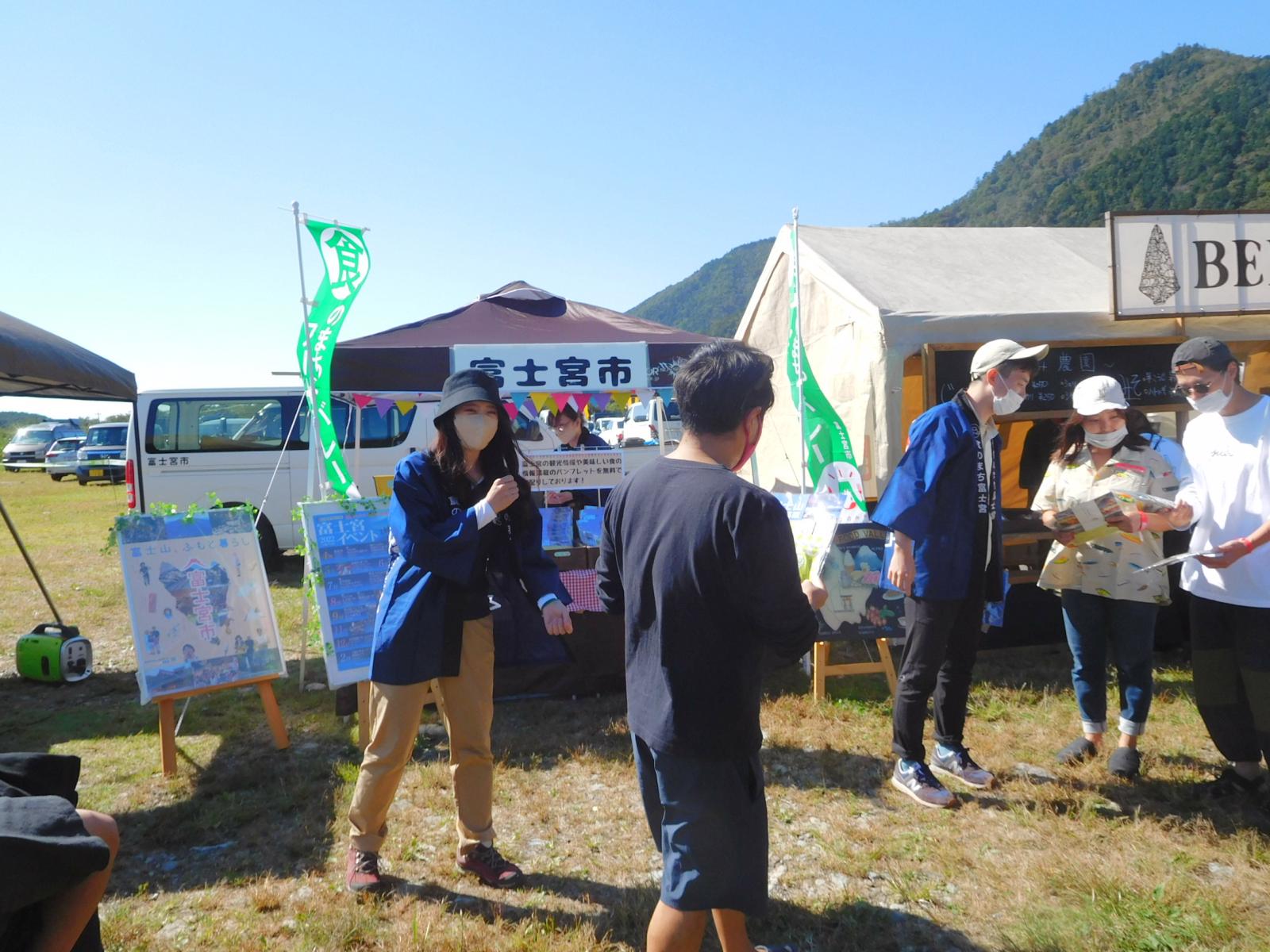 富士宮のPRをする若手職員たち