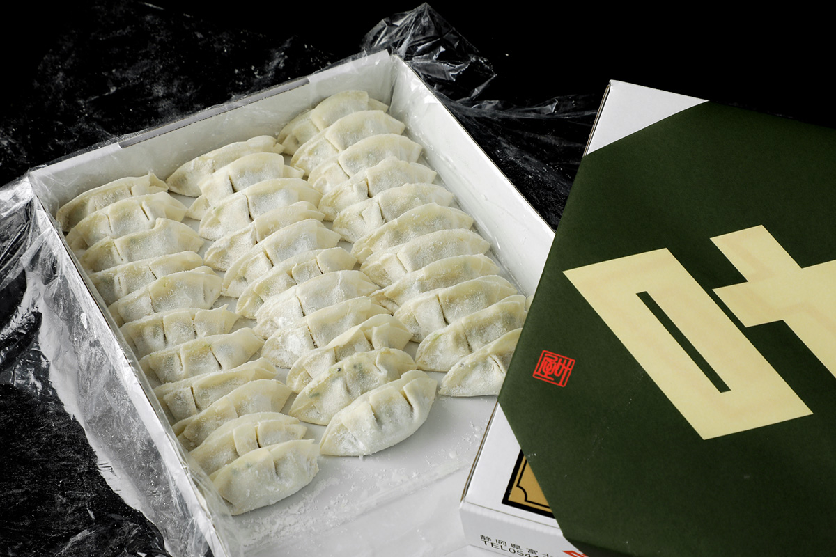 国産の豚肉と野菜、青森県産ニンニクを使ったうま味あふれる生餃子。33個入り1,469円