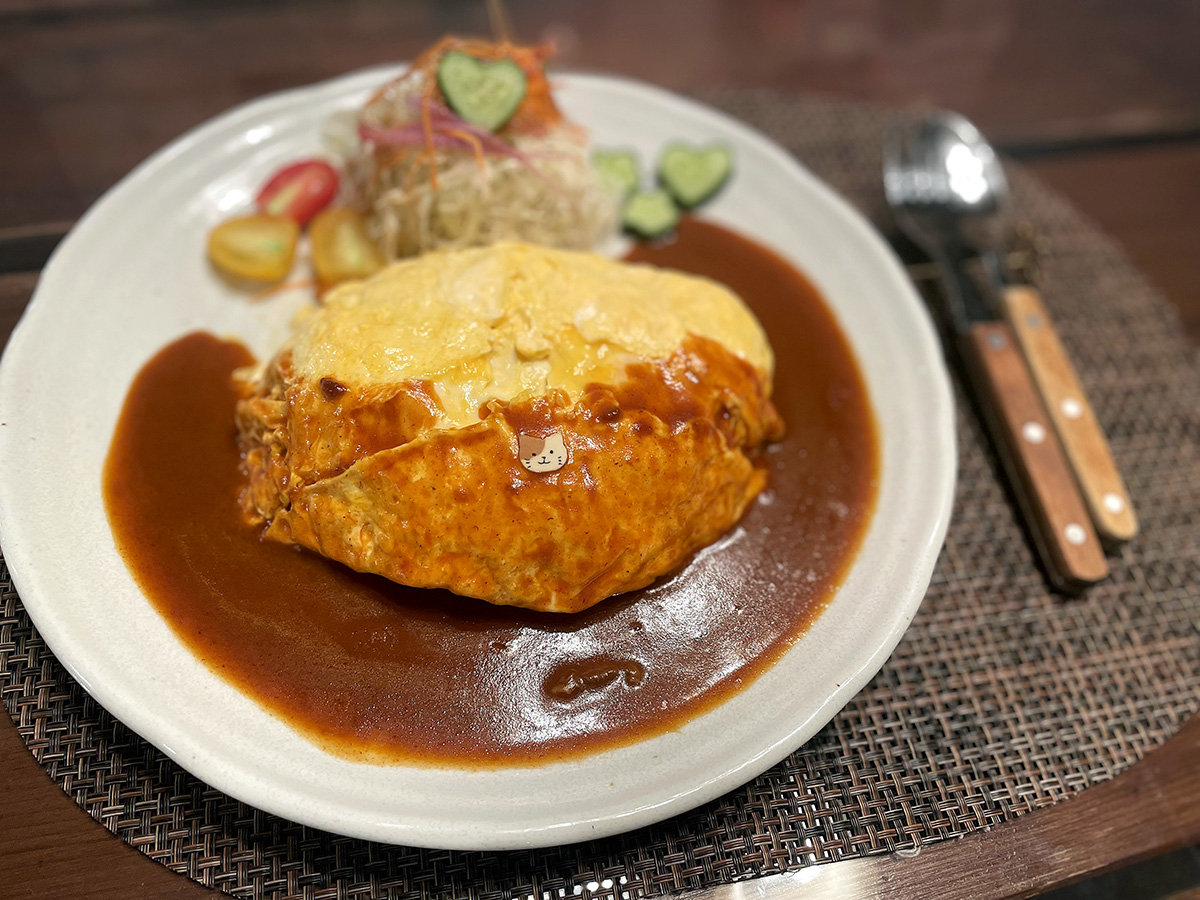 国道139号沿いに建つログハウスが目印。何を食べてもボリュームがあり、おいしいと評判の喫茶店です。あさぎり高原ファームの卵をふんだんに使用した「オムライス」は、とろとろ、ふわふわな食感が魅力。人気のパングラタンのほか、ピザ、ハンバーグ定食、焼肉定食などフードメニューも充実し、夜はおつまみや刺し身、揚げ物、アルコールも楽しめます。