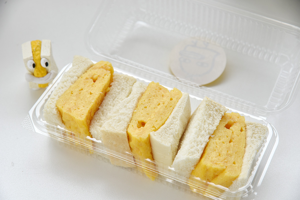 キッチンカーでお馴染みの『たまごやピーちゃん』の常設店が8月にオープン。あさぎり宝山ファームの新鮮卵で焼き上げるふわふわの玉子焼きをサンドした「だし巻き玉子サンド」がおすすめです。その場で焼いてくれるので熱々を味わえるのもうれしいですが、実は冷めてもしっとりふわふわの食感はキープされたまま。プレーンのほか、てりマヨ、はちみつの3種類から選べます。玉子焼き、海苔風味のポテトフライのほか、トルティーヤ、バーガーなども気まぐれで登場します。