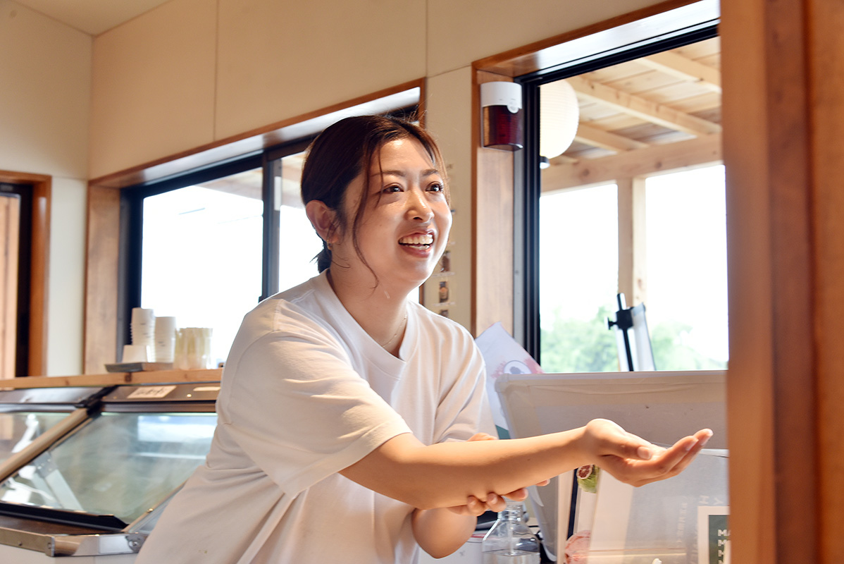 「ジェラートでワクワクしてもらいたい!」と話すフレンドリーな接客も魅力の一つ。リピーターが多いのも納得です。