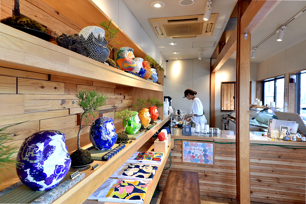 店内では地元富士宮の職人&デザイナーの作品も販売。