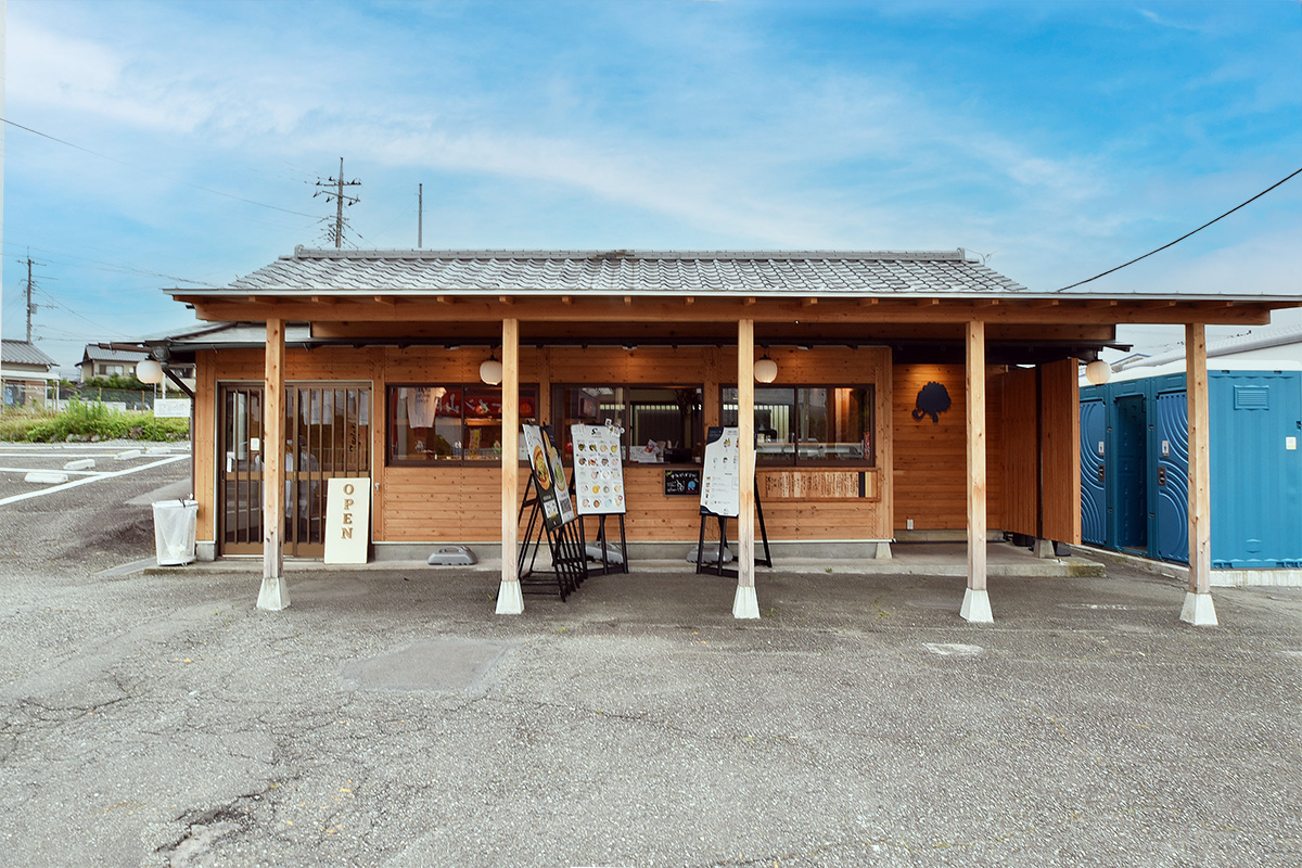富士宮産の木材を使用した温もりある店舗。トイレ休憩も大歓迎です。
